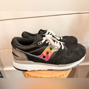 Black Saucony tennis shoes. Men’s 7.5 or Women’s 9